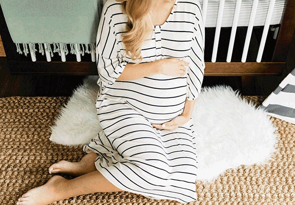 Ideas and get the look for DIY natural maternity photoshoot to at home if you are a mom to be who wants photos alone and indoor.