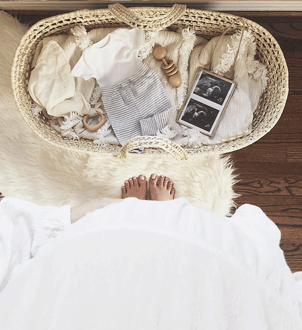 Ideas and get the look for DIY natural maternity photoshoot to at home if you are a mom to be who wants photos alone and indoor.
