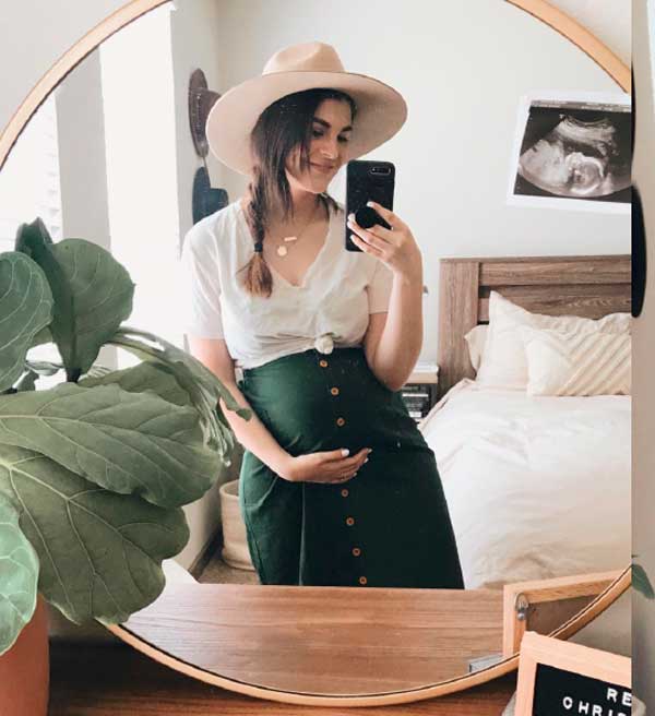 Ideas and get the look for DIY natural maternity photoshoot to at home if you are a mom to be who wants photos alone and indoor.