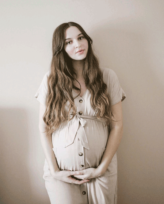 Ideas and get the look for DIY natural maternity photoshoot to at home if you are a mom to be who wants photos alone and indoor.
