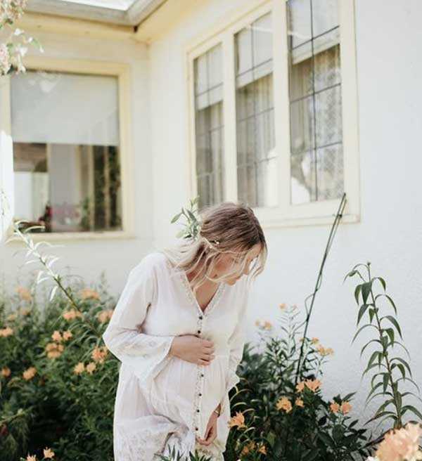 natural maternity photo at home