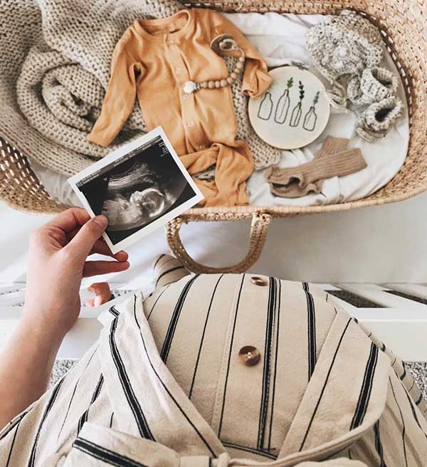 Ideas and get the look for DIY natural maternity photoshoot to at home if you are a mom to be who wants photos alone and indoor.