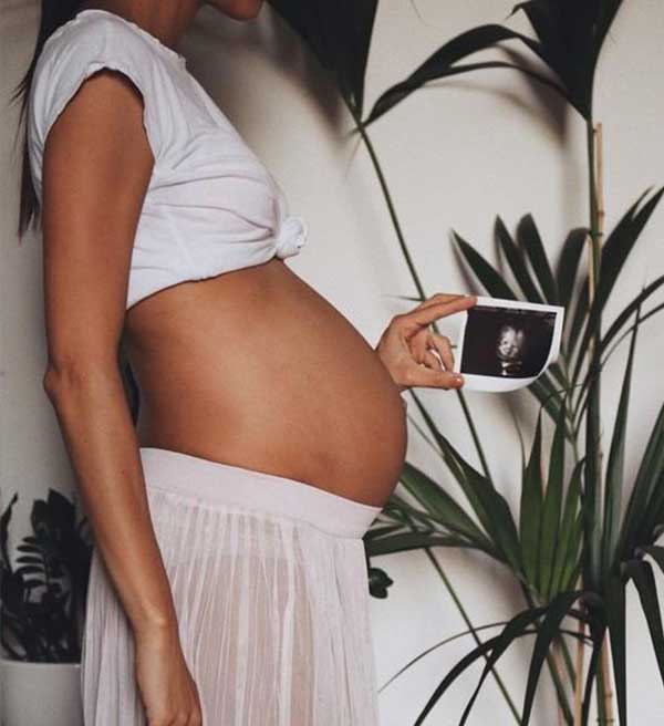 Ideas and get the look for DIY natural maternity photoshoot to at home if you are a mom to be who wants photos alone and indoor.