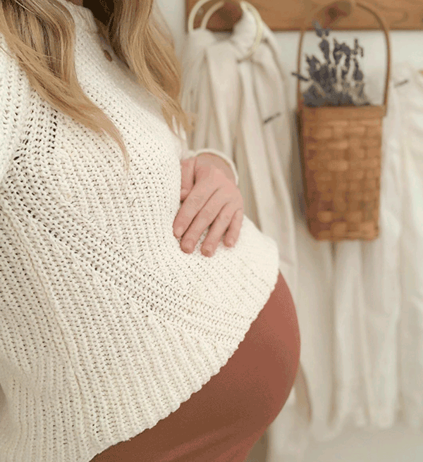 Ideas and get the look for DIY natural maternity photoshoot to at home if you are a mom to be who wants photos alone and indoor.