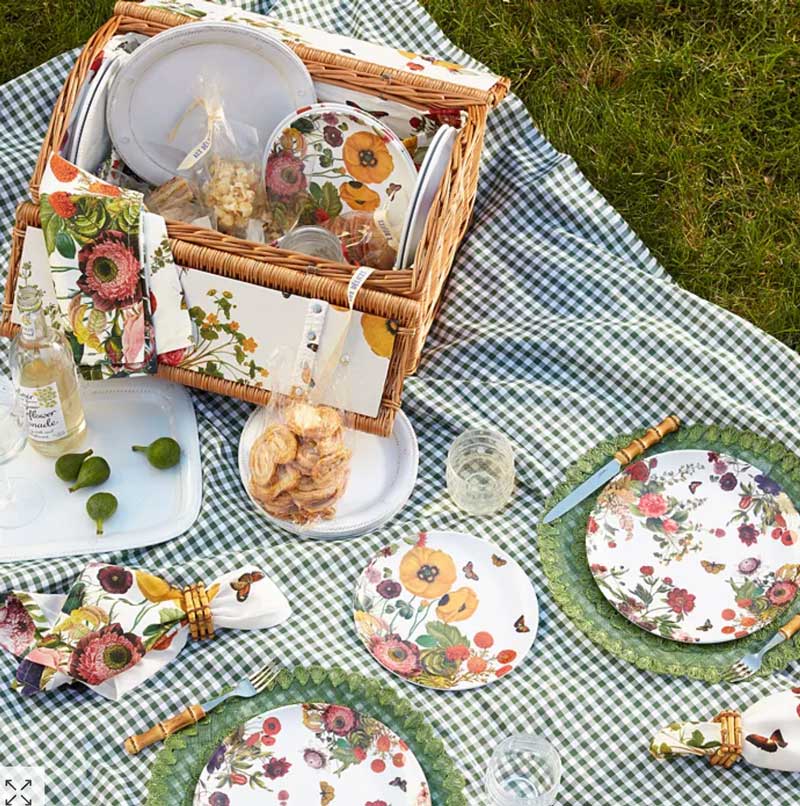 cottagecore picnic dishes. cottagecore picnic aesthetic