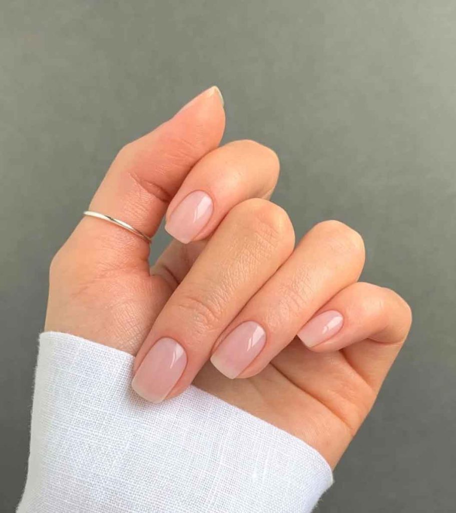 beuge nude nails