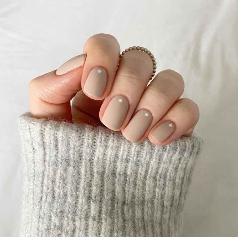 nude nails white detail