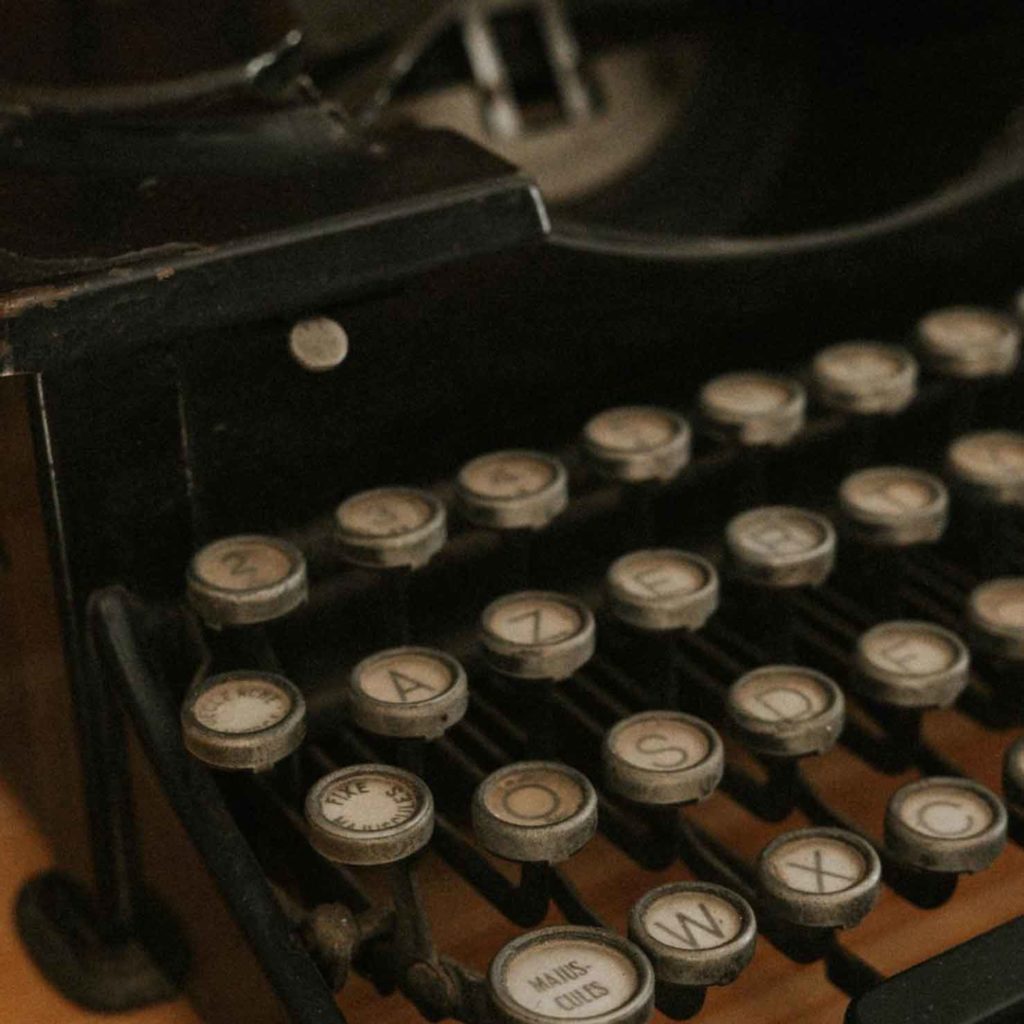 dark academia aesthetic typewriter