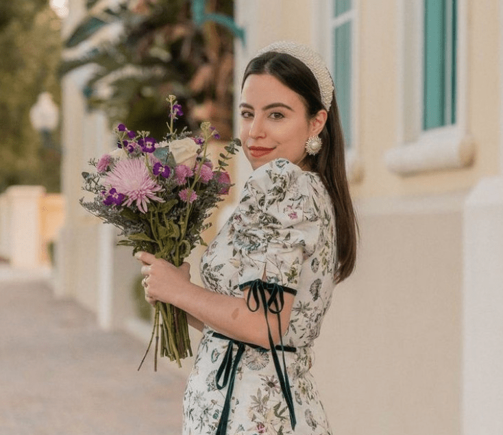 influencer wearing purple floral outfit purple flower bouquet aesthetic_@caroldemauro_thebouqsco